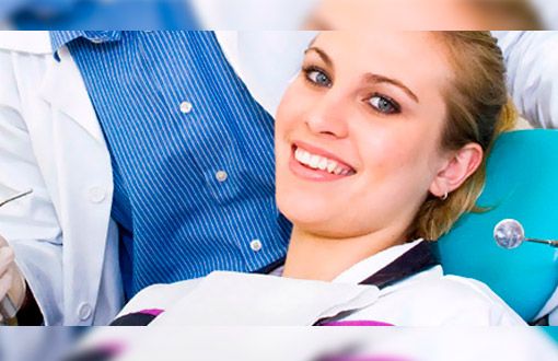 Clínica Dental Sanadent Mujer Sonriendo